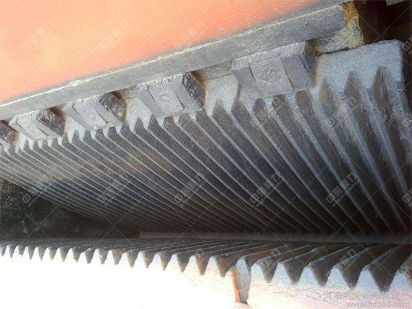 顎式破碎機(jī)動鄂